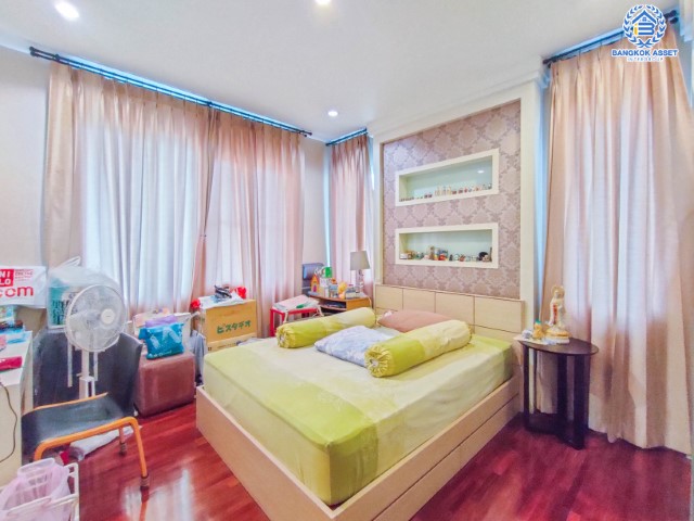 *****บ้านเดี่ยวมือสองย่านกรุงเทพฯ ม.เอ็นริช พาร์ค กาญจนาภิเษก เนื้อที่กว้างขวางมากถึง 118.30 ตร.ว. ฟังก์ชัน 4 ห้องนอน 4 ห้องน้ำ ที่จอดรถ 4 คัน บ้านสวย ทำเลดี พร้อมเข้าอยู่ บนทำเลแห่งการเดินทาง ใกล้รถไฟฟ้าสายสีน้ำเงิน "สถานีหลักสอง" และทางด่วน "ศรีรัช"